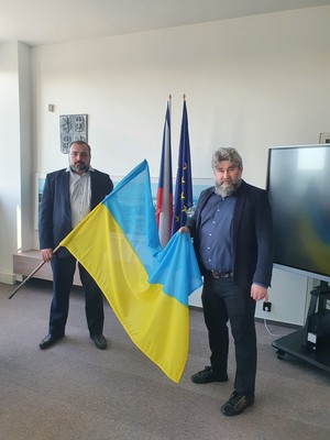 Ukrajinská vlajka vlaje na Nuselské radnici v Praze 4 Obrázek 1